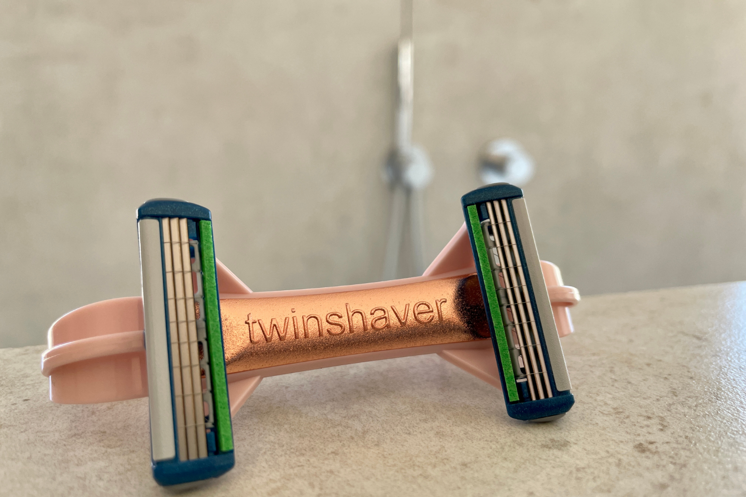 twinshaver – Der weltweit erste Einhand-Kopfrasierer für das sichere Glatze rasieren - rosa