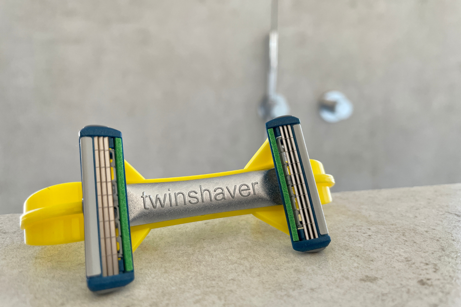 twinshaver – Der weltweit erste Einhand-Kopfrasierer für das sichere Glatze rasieren - gelb