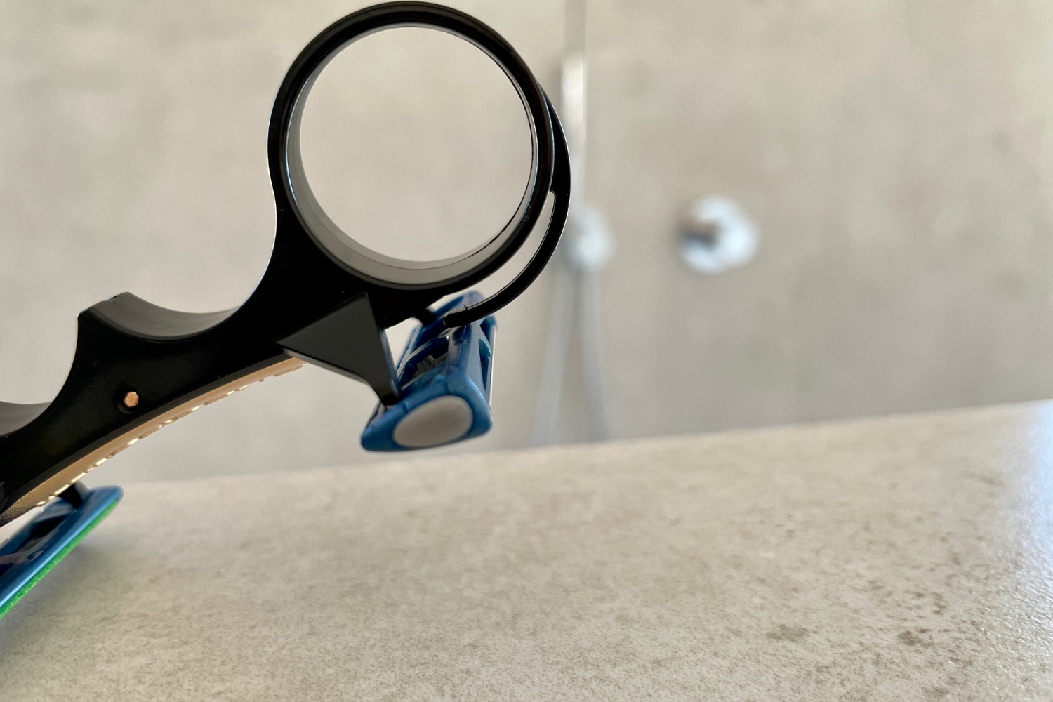 twinshaver – Der weltweit erste Einhand-Kopfrasierer für das sichere Glatze rasieren - schwarz